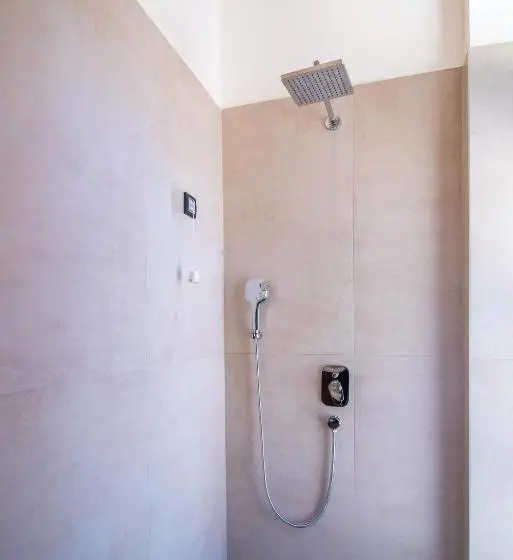 اتاق راحتی سه تخته, Vila Emilia