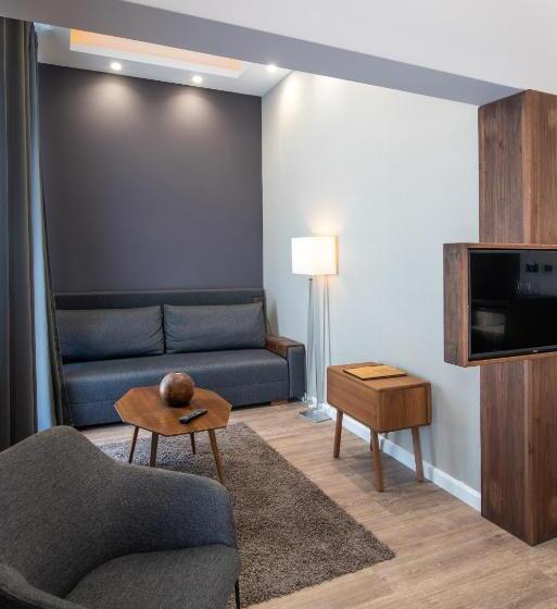 اتاق خانوادگی, Vila Emilia