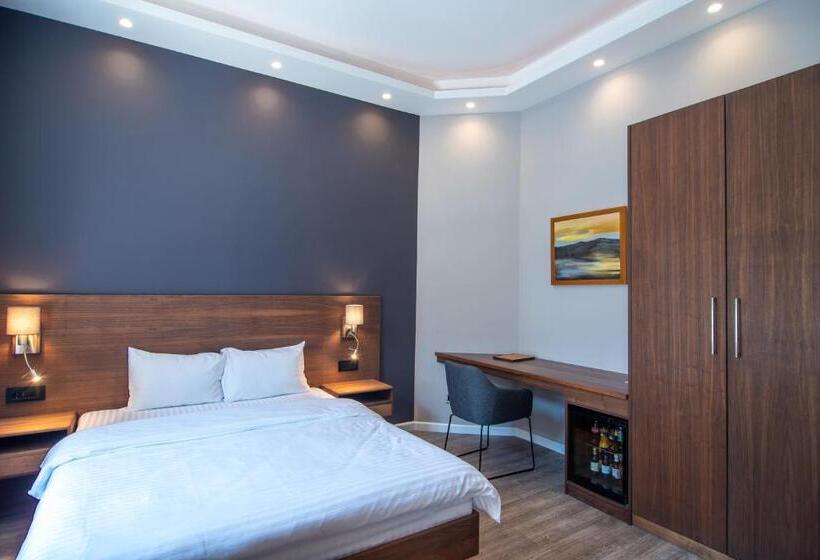 اتاق لوکس با بالکن, Vila Emilia