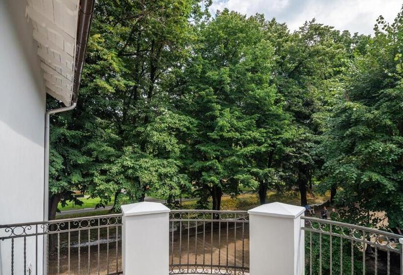 اتاق لوکس با بالکن, Vila Emilia