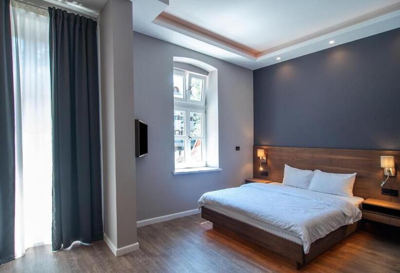 اتاق لوکس با بالکن, Vila Emilia