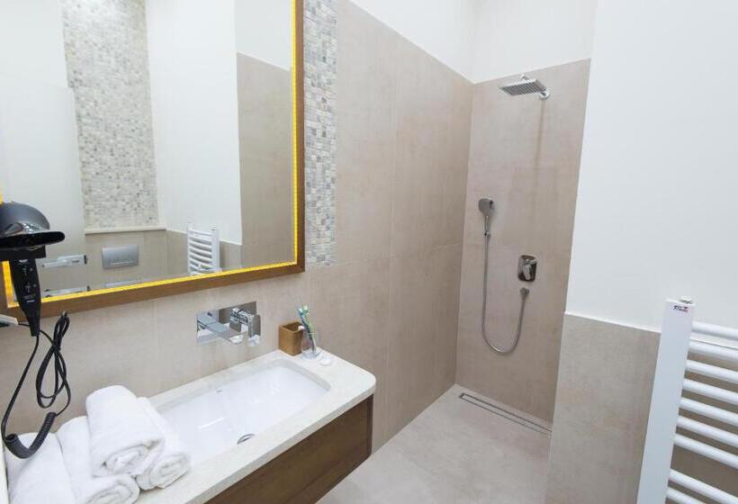 اتاق لوکس خانوادگی, Vila Emilia