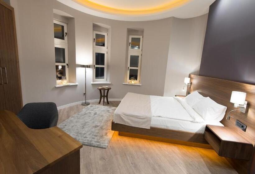 اتاق لوکس, Vila Emilia