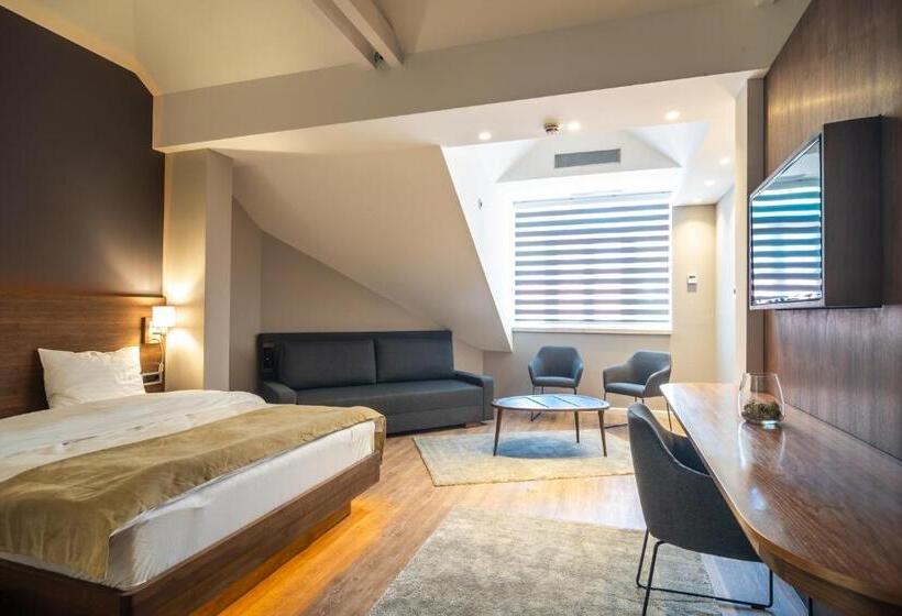 اتاق خانوادگی, Vila Emilia