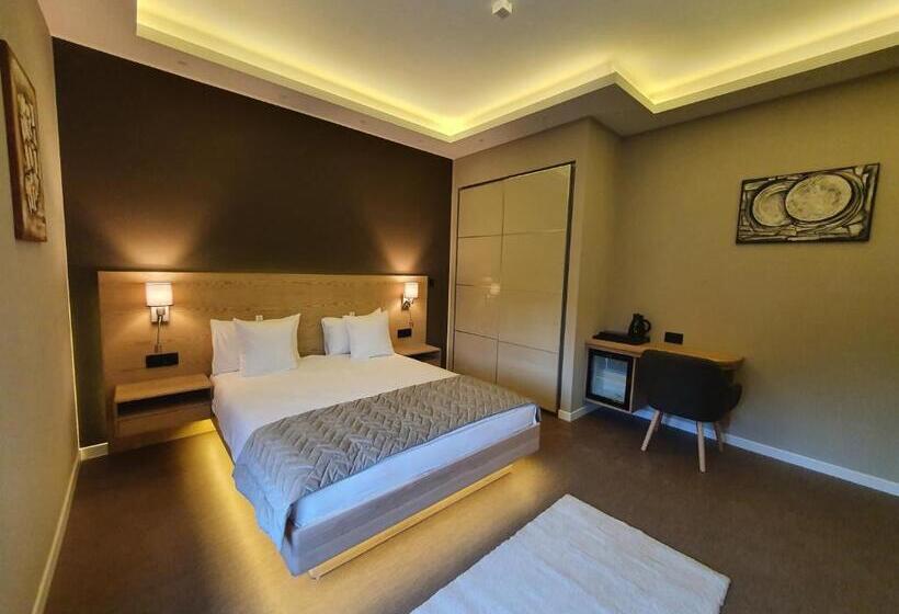 اتاق لوکس, Vila Emilia