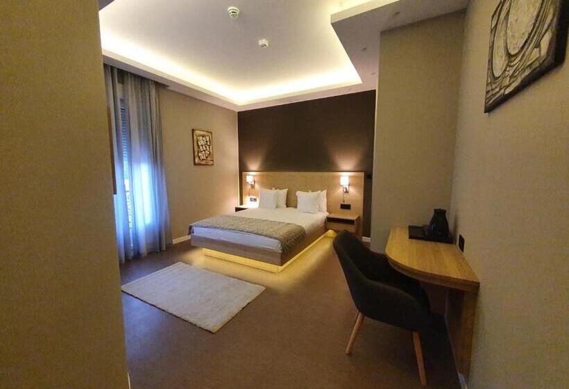 اتاق لوکس, Vila Emilia