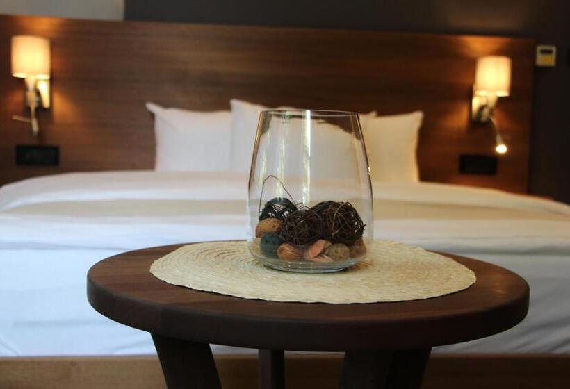 اتاق لوکس, Vila Emilia