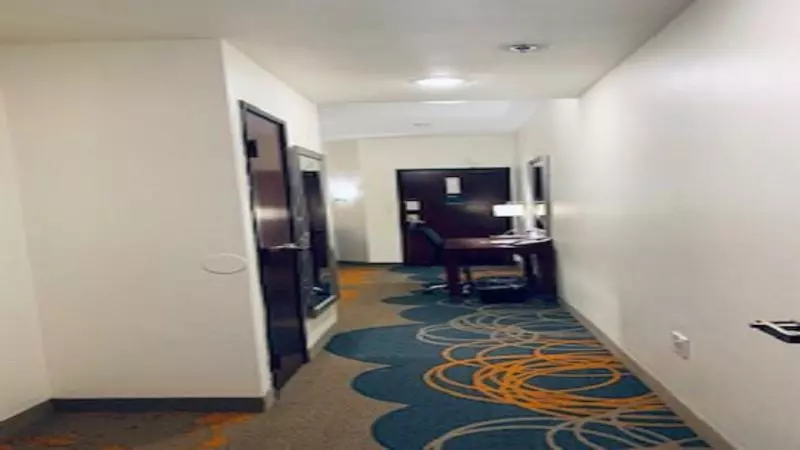キングサイズベッドのスイートルーム, Holiday Inn Express & Suites   Dallas Park Central Northeast, An Ihg