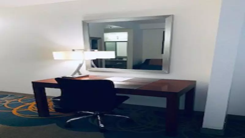 キングサイズベッドのスイートルーム, Holiday Inn Express & Suites   Dallas Park Central Northeast, An Ihg