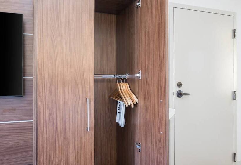 장애인을 위한 스탠다드 룸, Holiday Inn Express Grover Beach Pismo Beach Area, An Ihg