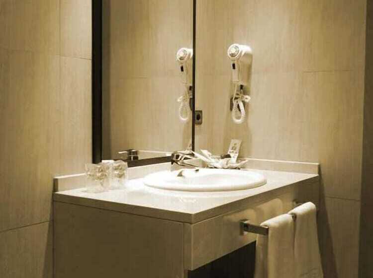 Habitación Estándar, Isur Llerena