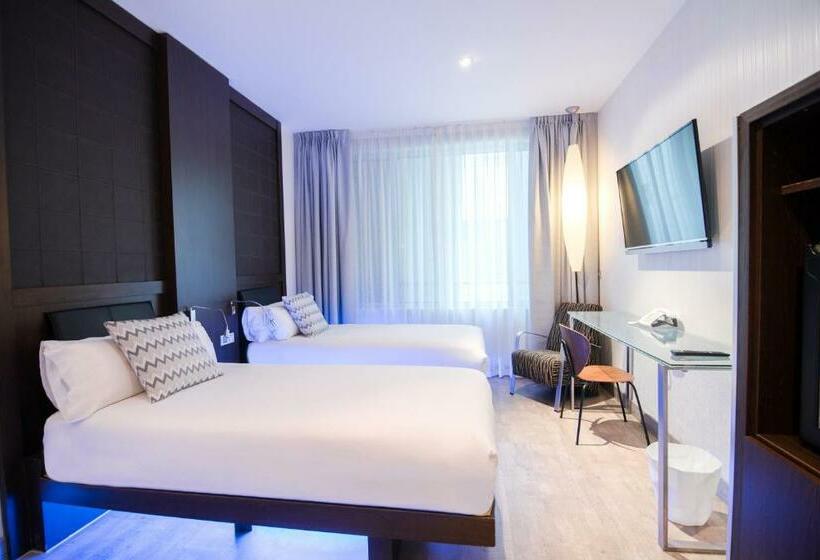 اتاق استاندارد سه نفره, Petit Palace President Castellana