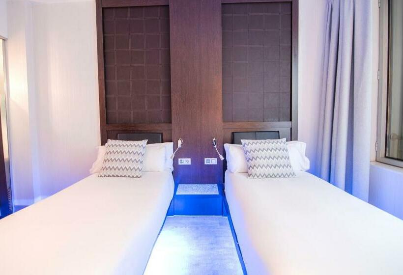 اتاق استاندارد سه نفره, Petit Palace President Castellana