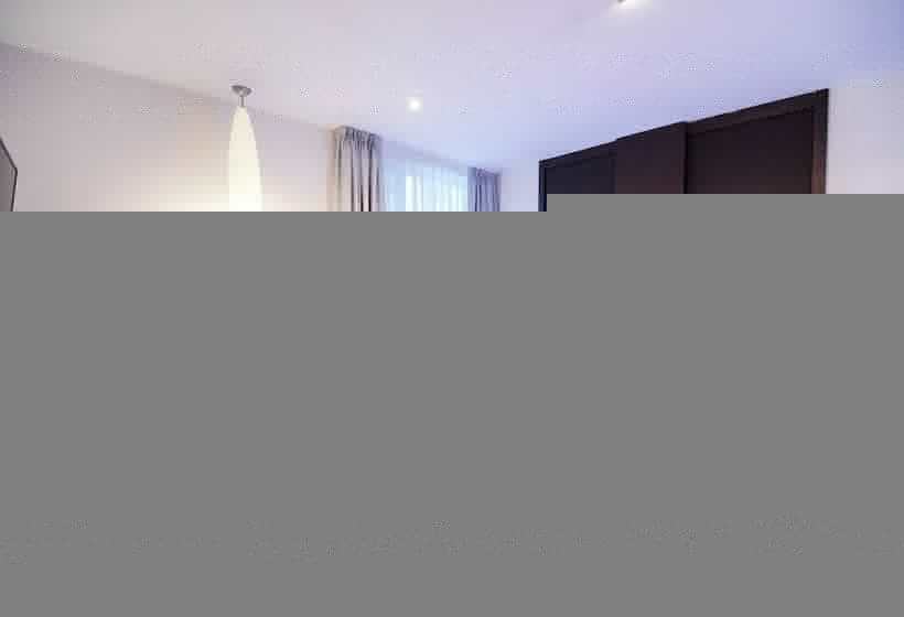 اتاق استاندارد سه نفره, Petit Palace President Castellana