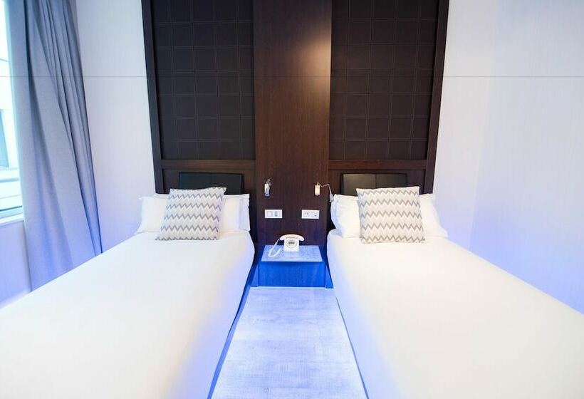 اتاق استاندارد سه نفره, Petit Palace President Castellana