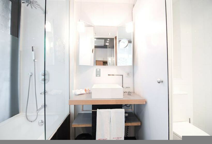 اتاق استاندارد سه نفره, Petit Palace President Castellana