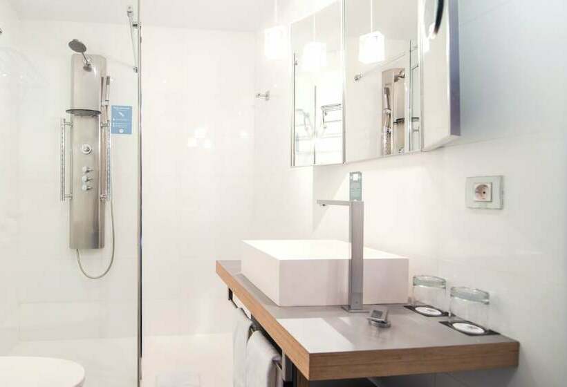 اتاق استاندارد سه نفره, Petit Palace President Castellana