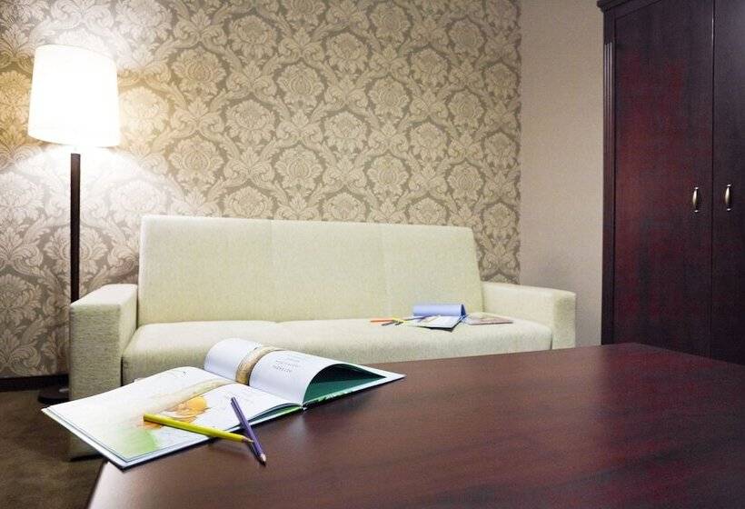 デラックストリプルルーム, Royal