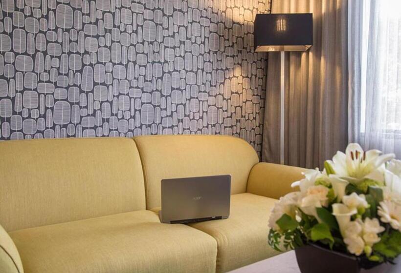 جناح جونيور, Sudima Hotel Christchurch Airport