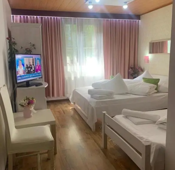 اتاق استاندارد سه نفره, Vila Thomas
