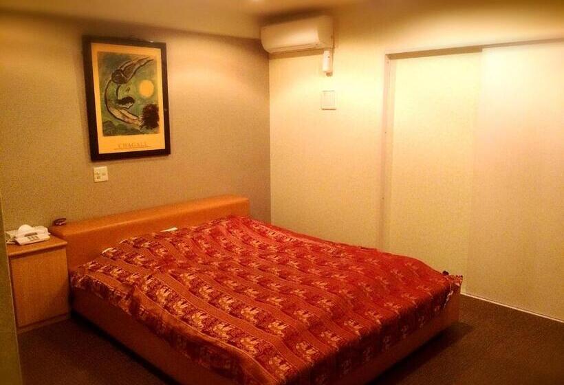 Студия Deluxe, Maganda