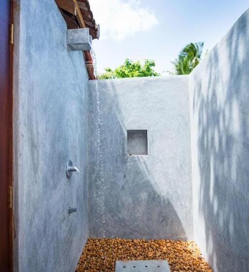 חדר אקונומי, The Horizon Hill Top Villa