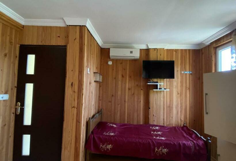 اتاق ساده سه‌ نفره, Guest House Mari