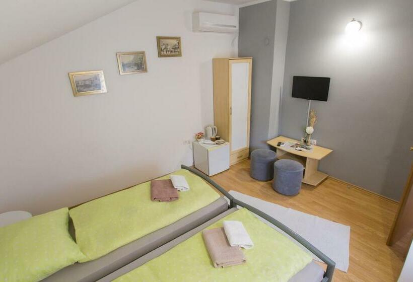 اتاق استاندارد با سرویس بهداشتی مشترک, Guest House Stari