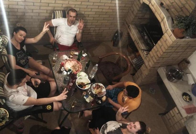 اتاق استاندارد سه تخته با سرویس بهداشتی مشترک, Guest House Stari