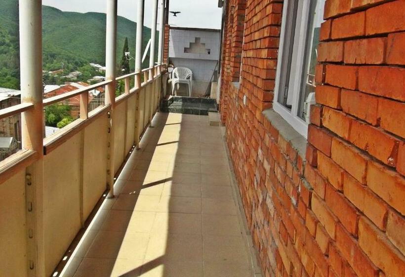 اتاق لوکس با بالکن, Nato & Lado