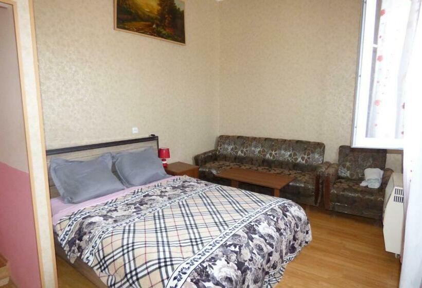 اتاق لوکس با بالکن, Nato & Lado