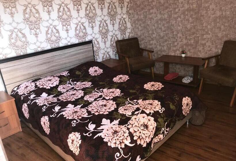 اتاق لوکس با بالکن, Nato & Lado