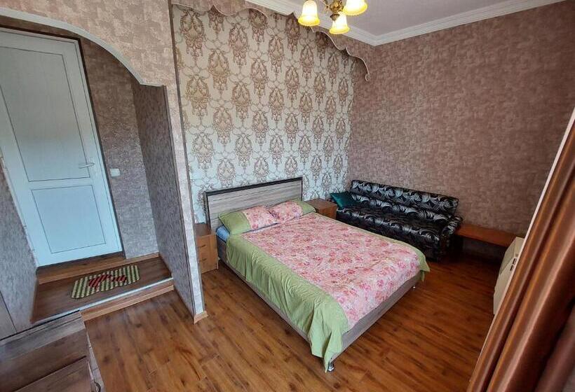 اتاق لوکس با بالکن, Nato & Lado