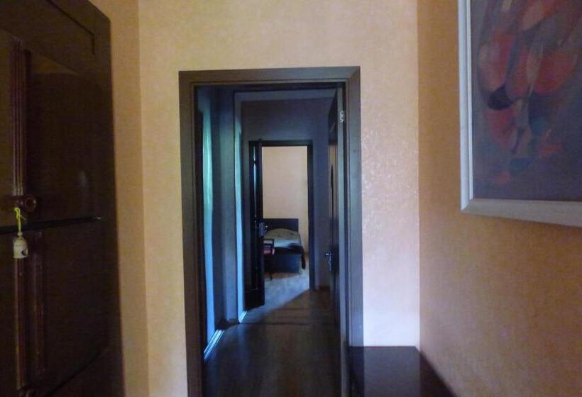 اتاق لوکس خانوادگی, Nato & Lado