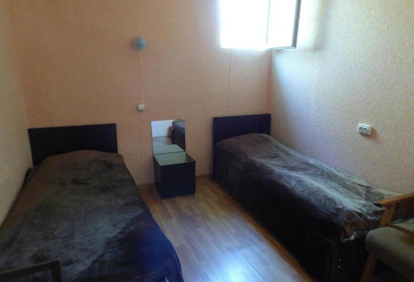 اتاق لوکس خانوادگی, Nato & Lado