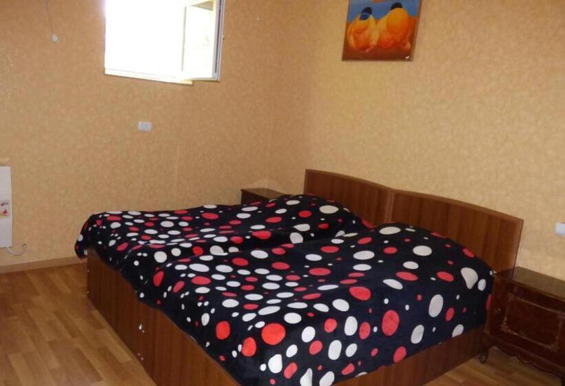 اتاق لوکس خانوادگی, Nato & Lado