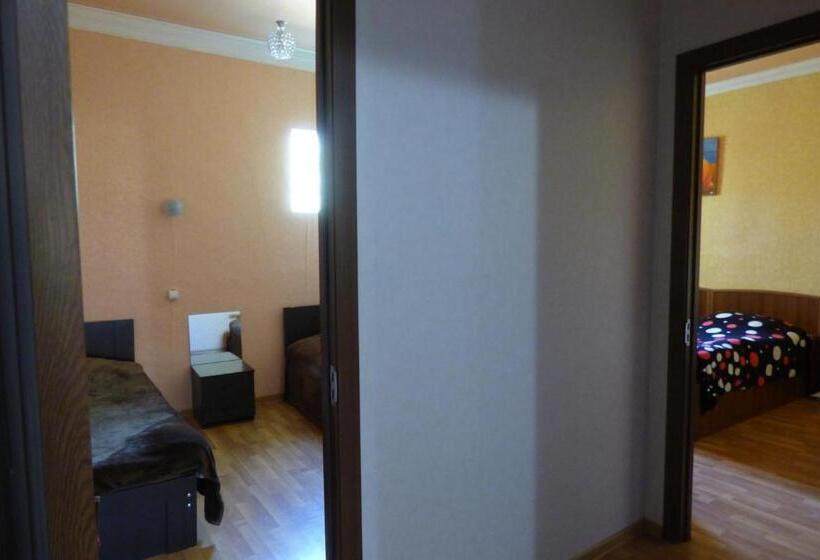 اتاق لوکس خانوادگی, Nato & Lado