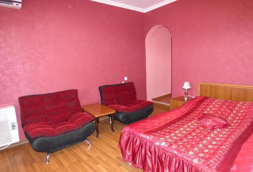 اتاق لوکس, Nato & Lado