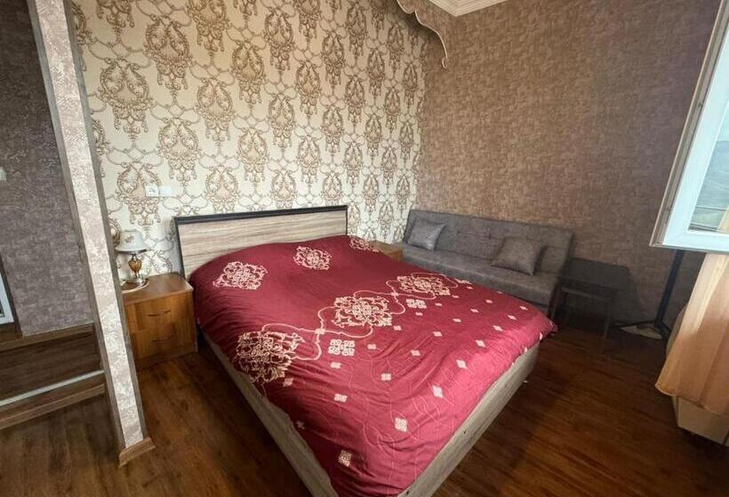 اتاق لوکس با بالکن, Nato & Lado