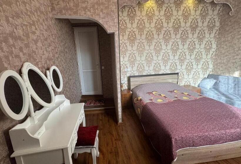 اتاق لوکس با بالکن, Nato & Lado