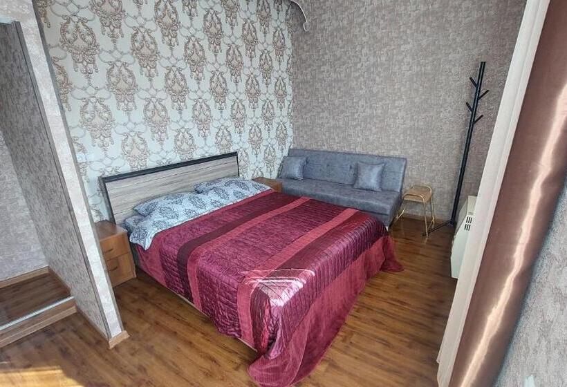 اتاق لوکس با بالکن, Nato & Lado