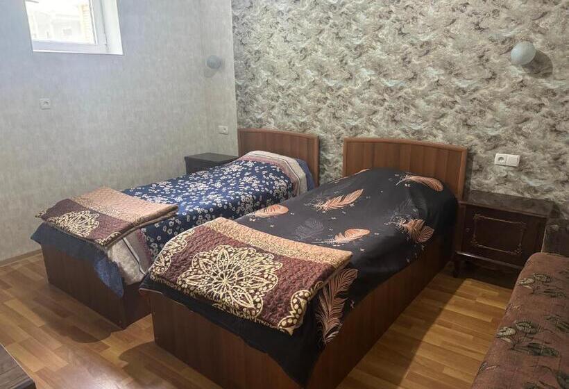 اتاق لوکس خانوادگی, Nato & Lado