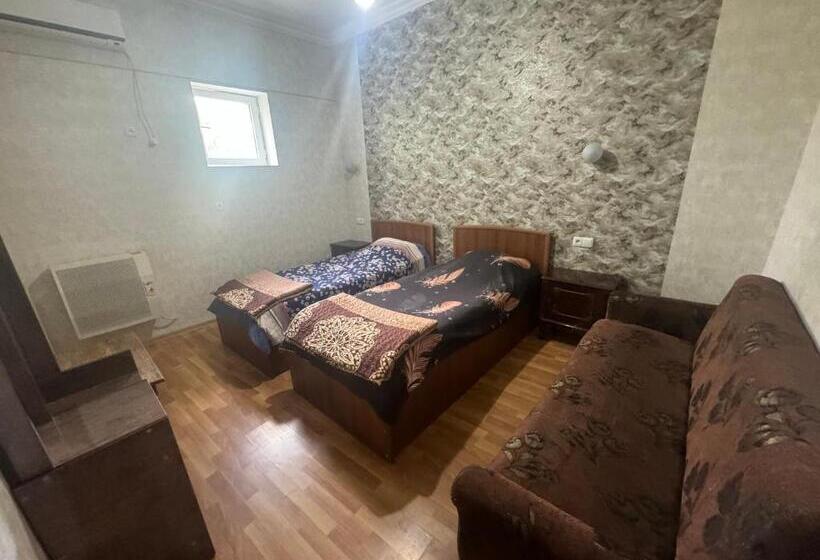 اتاق لوکس خانوادگی, Nato & Lado