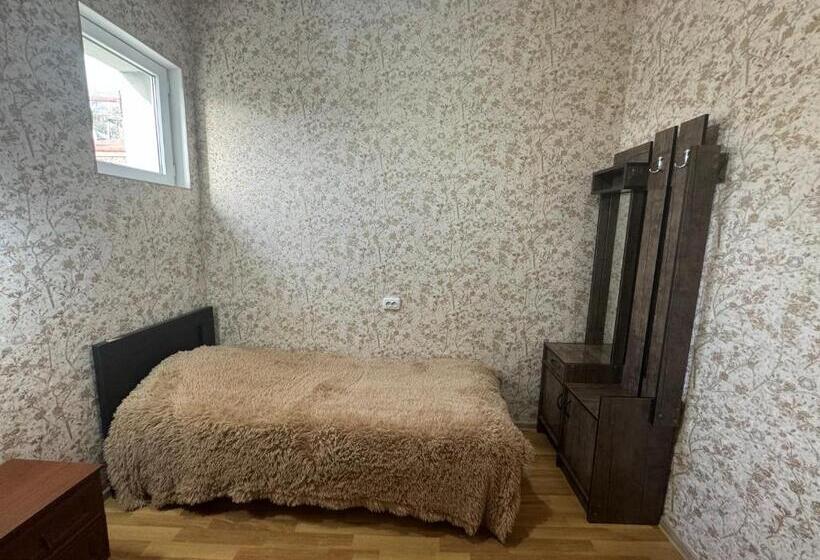 اتاق لوکس خانوادگی, Nato & Lado