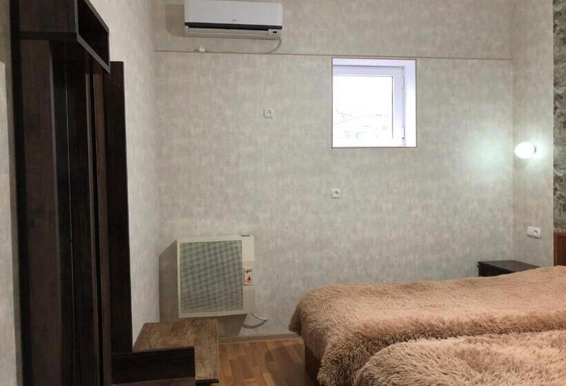 اتاق لوکس خانوادگی, Nato & Lado