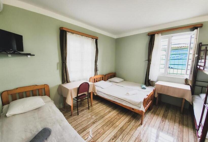 اتاق خانوادگی با چشم‌انداز جانبی دریا, Ureki House