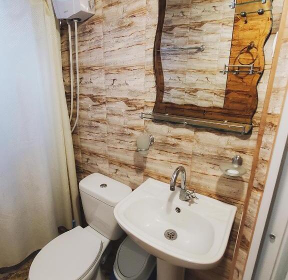 اتاق خانوادگی با چشم‌انداز جانبی دریا, Ureki House