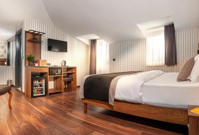 Standard Triple Room with Terrace, Bossuite Business