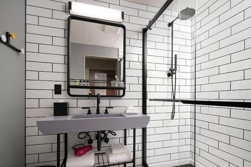 스탠다드 룸 킹사이즈 침대, Moxy Oakland Uptown