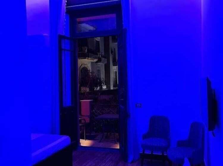 اتاق لوکس, Kmt Hostel